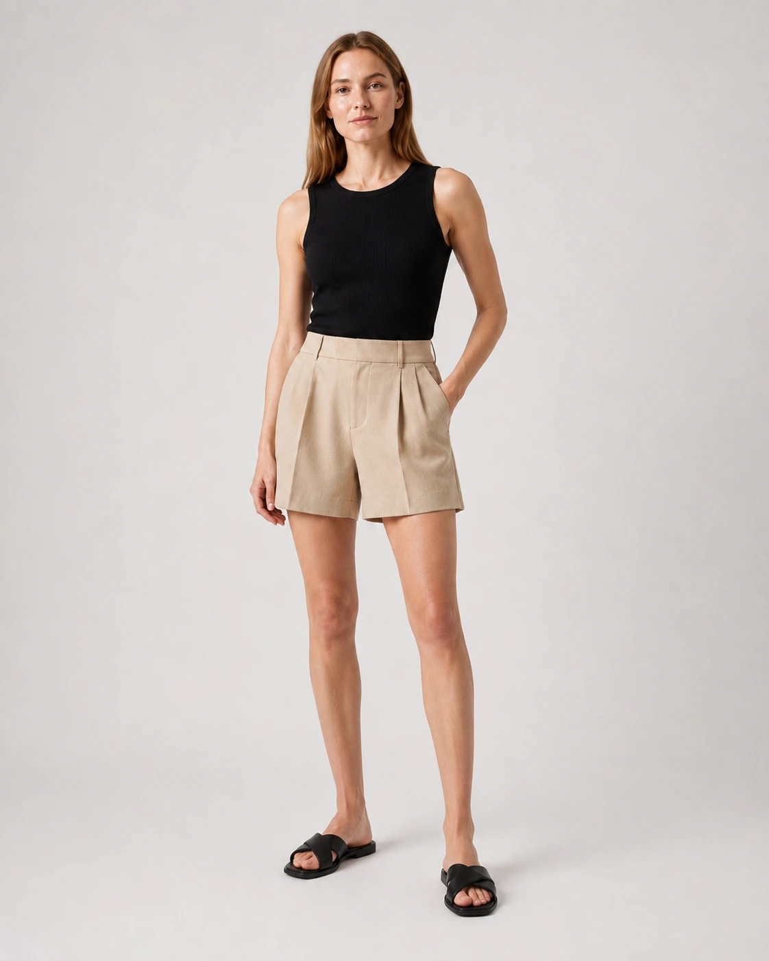 Maiou negru reiat purtat cu un short bej