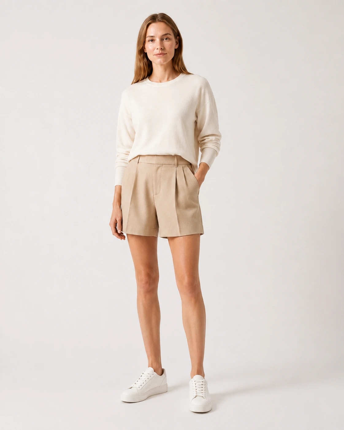 Short bej din in, purtat cu un pulover crem